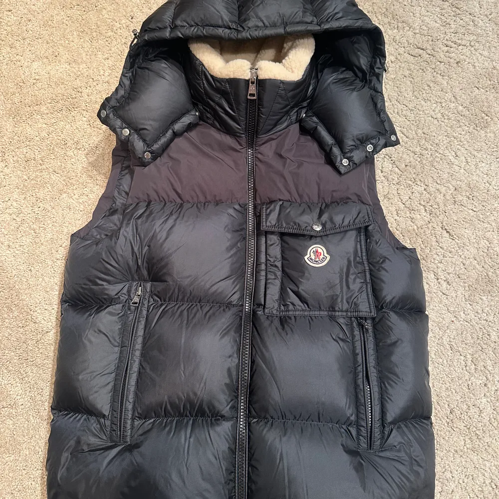 Moncler väst. Storlek 3 Motsvarar L. Skick 9.5/10 använd 1 gång nypirs 13.500kr vårat pris 7999kr. Årsmodell 2023.. Jackor.