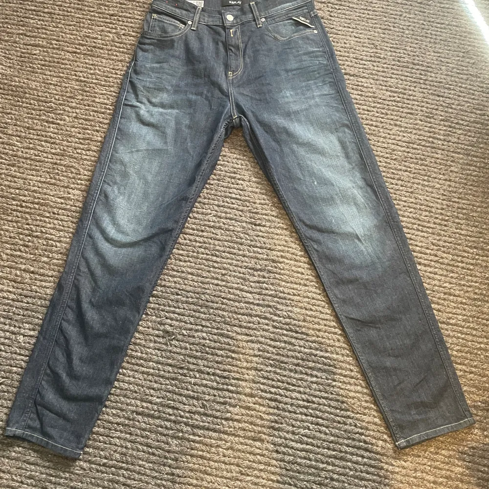 Säljer mina replay jeans för de inte passar mig. Använda få gånger. Storlek 31/32.. Jeans & Byxor.