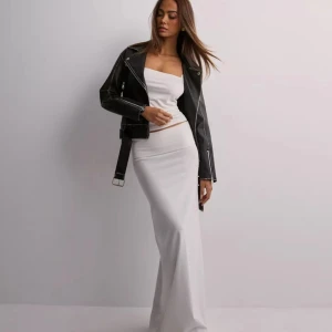 Fin lång kjol - Vit lång lågmidjad kjol från Nelly har aldrig använt. Säljer för 250 kostar igentligen 300kr. Priset kan diskuteras. Kontakta ifall ni vill ha bilder på hur den ser ut på