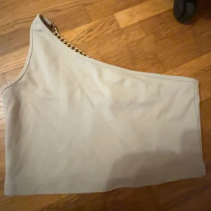 Beige topp - Beige topp med en guld kedja super fin!!❤️