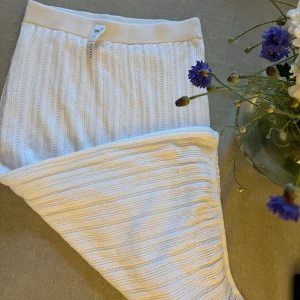 Vit virk-stickad maxi kjol (low waist) - Säljer denna virala kjol från Lindex som jag köpte för 2 år sedan, men som aldrig kommit till användning, därav prislapp kvar. Den säljs inte längre och är helt ny med prislapp kvar. Priser kan diskuteras🙌