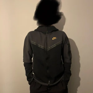 Nike tech fleece - Säljer denna Nike tech för att jag har tröttnat på den. Tröjans skick är fortfarande väldigt bra 8/10. Nypris -1249. Pris går att diskuteras vid snabb affär. Tveka inte på att skriva frågor.