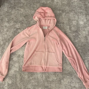 Juicy couture tröja  - Juicy Couture tröja som är i nyskick. Storlek 13 år💗 skriv om du vill köpa för lägre pris