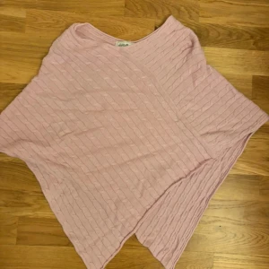 rosa poncho - super söt rosa poncho 🤍 bra skick! för fler bilder eller några frågor skicka ett meddelande 💞💞