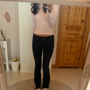 Lågmidjade zara jeans  - Skit snygga lågmidjade jeans från zara! Köpta på Plick och uppspärrade ner till av tidigare ägare som inte syns, men är tyvärr för stora för mig och därav säljs!🤍 