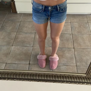 Hollister jeansshorts - Super snygga lågmidjade Hollister shorts i bra skick men använda. Jag köpte dessa nya för 490kr och säljer för 200kr.