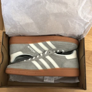 Adidas Spezial grå strl. 39 1/3 - Jättesnygga och helt nya adidas spezial i grå! Aldrig använda endast provade🤍🌫️🌪️🐚🐘