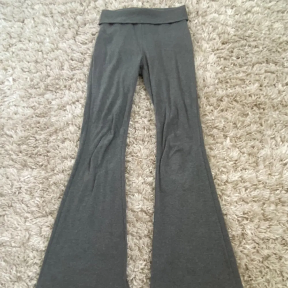 Fina grå yoga pants från Lindex! Använd få gånger .🫶🏻 ribbstickade. Jeans & Byxor.