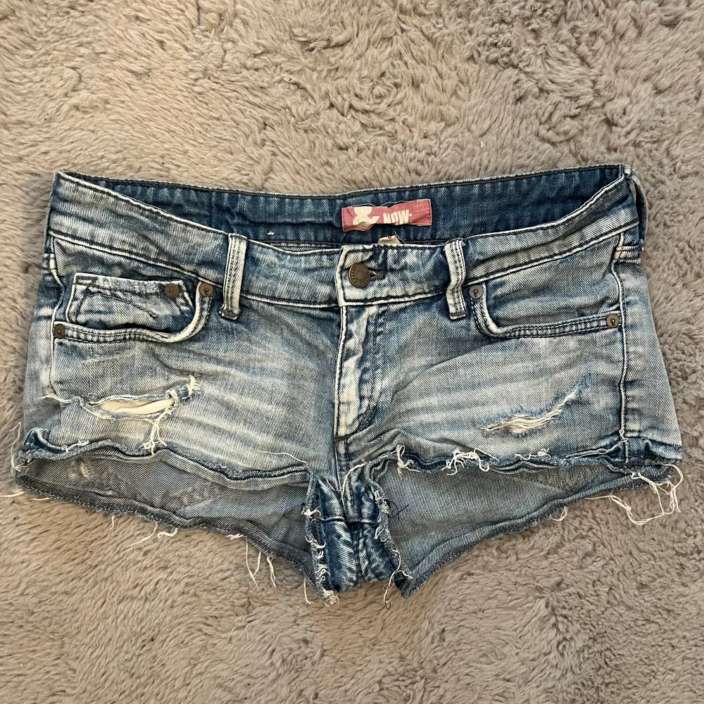 Säljer dessa sjukt snygga lågmidjade jeansshorts🤩 stl M men passar S bättre. Midjemått 39,5💓 Skriv om du har frågor. Shorts.