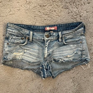 Lågmidjade jeansshorts - Säljer dessa sjukt snygga lågmidjade jeansshorts🤩 stl M men passar S bättre. Midjemått 39,5💓 Skriv om du har frågor