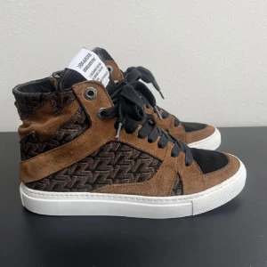 Zadig Voltaire sneakers - Säljer nu mina favvisar💥💥i modellen ”High flash”, väldigt unik färg aldrig sett någon med liknande!!💥Nytvättade och rena så som nya :) Jag har vanligtvis 38 men dessa passa💥