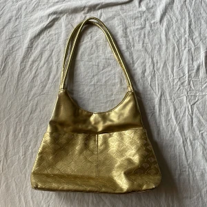 Guld väska - Ok skick, kan skicka bild på defekter privat💗 den är ca 26cm hög och 34cm bred!