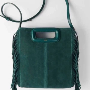 Grön Maje väska  - Grön Maje väska i mörkgrön färg. Det gröna bandet kommer med. Skriv för fler bilder💗