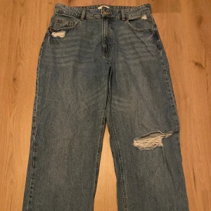 Jeans  - Jeans som är raka i modelen. Beställde dessa i fel storlek så de blev förstora. Bara testade. Nypris 500kr 