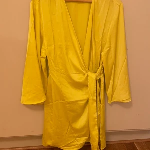 Satin klänning - Helt ny / satin från h&m