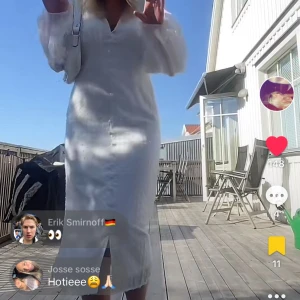 Sommarklänning  - Gör nu en intressekoll på min fina sommar klänning. Nyskick! Endast använd vid fåtal gånger