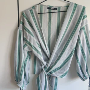 Omlott topp - Randig topp som knyts omlott kring midjan. Från bikbok, storlek xs. 