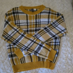 Fin höst tröja - En gul fin stickad höst tröja🤍💛💫✨️