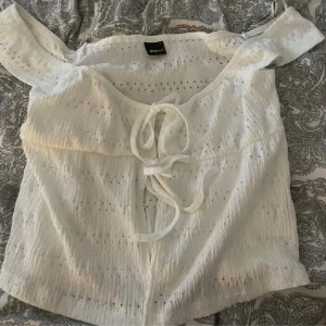 Vit blus  - Säljer min vita blus från Gina Tricot i storlek 36. Använd ett fåtal gånger. 