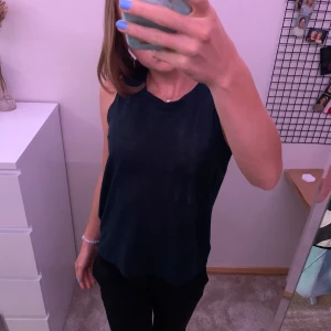 Assnygg topp - Assnygg topp som passar till fest eller tjejmiddag💞 lite genomskinlig 💞 skriv för fler bilder💞💞osäker på storlek men passar mig som har xs