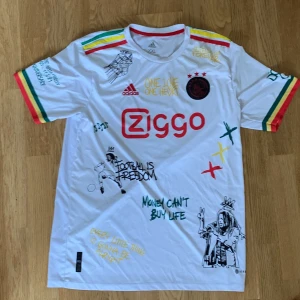 Ajax limited edition x bob marley - Riktigt cool limited tröja som få har. storleken passar mer som L XL och nypris :999 kr