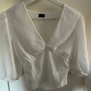 Sommartopp  - En jättesöt sommartopp från Gina Tricot! Den är endast använd en gång då den är lite för liten. Den har inga defekter! 