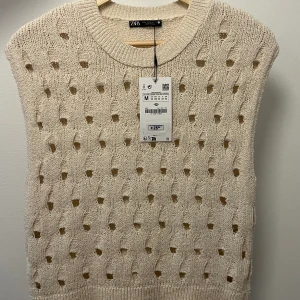 Fin beige sommarväst/topp - En jättefin beige sommarväst/topp från Zara i storlek M som är helt ny! Den har jar även lappen på🥰 Skriv om du har frågor eller vill diskutera om priset☺️ köpte den för fullpris men säljer den billigare för utrymme