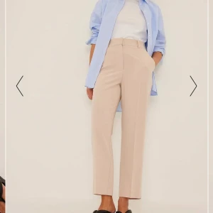 Kostymbyxor  - (Lånade bilder) Jättefina kostymbyxor från NA-KD. Dom är endast provade och prislapp finns kvar. Tyvärr för små för mig🤍