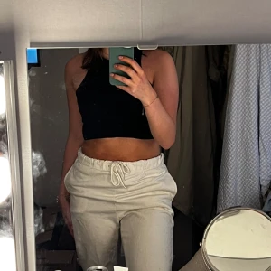 Mjukisbyxor  - Ett par jättefina vita mjukisbyxor från Only. 