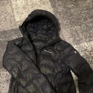  Peak performance jacka  - Det är en mörk blå jacka använt den Max 10 gånger bekväm och snygg 