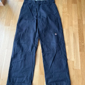 Dickies chinos - Hej, säljer dessa sjukt snygga dickies chinos med dubbel knee så dem är perfekta att skata i. Säljer eftersom att jag rensar i garderoben. Storlek 30-32| bra skick! Nypris 1300 så Priset är inte hugget i sten!