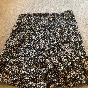 Kjol - En blommig kjol från hm som aldrig använts. 