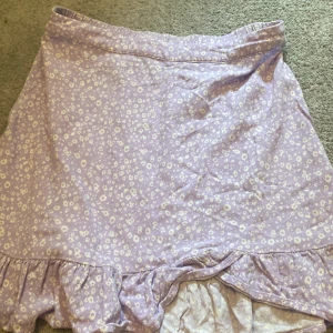 Lila kjol med vitt mönster - En lila kjol med fint vill mönster