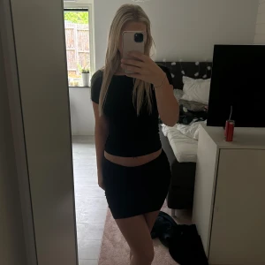 Minikjol - Säljer denna minikjolen från Hm. Köpte för 250 kr. Den går att göra längre och kortare lite som man själv vill. Jag är 170 cm lång för referens💕skriv privat för frågor 