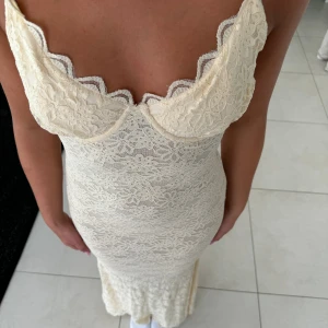 Lace dress - En fin, oanvänd spetsklänning från Meshki. Stretchig i materialet. Nypris 1300kr, säljer för 900 kr. Lappen är kvar. 