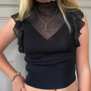 Zara topp svart - Så snygg topp! Säljer för den kommer inte till användning. För referens är modellen 174. 