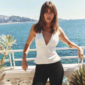 Vit zara topp - Helt oanvänd vit topp från zara, som funkar både till fest o middag. Stl xs, prislappar kvar.