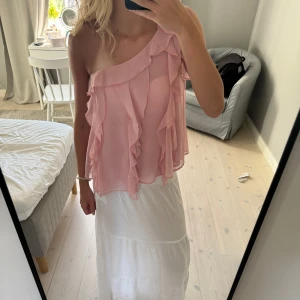 One shoulder topp - Säljer min one shoulder topp från zara! Säljer då den inte kommer till någon användning längre!💕 Skriv vid frågor eller intresse!  Pris kan diskuteras!