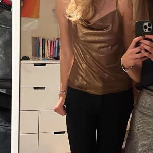 Festtopp - Säljer då jag vill bli av med allt i min garderob