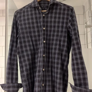 Flanellskjorta  - Snygg Flanellskjorta från Edin park  Jag bär M och den passar bra på mig En skön mörkblå skjorta att rocka en sommarkväll.