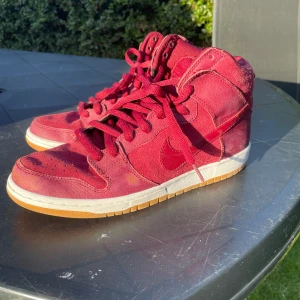 Nike SB dunk high 2011 - Säljer dessa dunk highs från 2011 kan ta fram modellen ifall det är intressant. Finns ej låda. Smått skateade men bra skick. Storlek 42.5