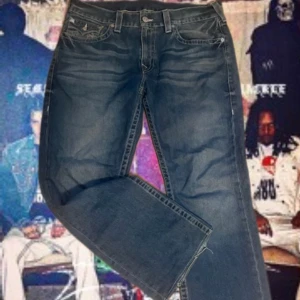 True religion jeans - Hard af säljer i brist på pengar. Snygga trueys som sitter perfekt baggy. Byten funkar. Priset är inte hugget i sten så send offers!!