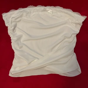 Vit tubtopp - Säljer denna vita tubtopp! Väldigt stretchig, lite genomskinlig. Aldrig använd⭐️