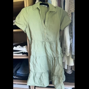 Grön zara klänning  - Superfin klänning från zara men den passar tyvärr inte längre på mig. Den är i storlek S🥰