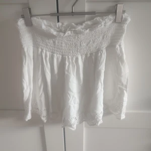 Somrig kjol - Från början var kjolen en klänning. Men jag klippte den till en kjol, därav defekten i bild 3. Sitter som en xs/s, men lapp saknas😊 Defekten syns för det mesta inte.