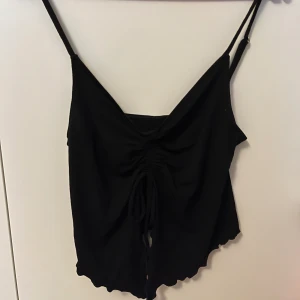 Svart top - Säljer denna svarta top med fina detaljer⭐️knappt använd⭐️rätt så stretchig