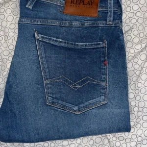Replay Anbass - Hejsan! Säljer nu dessa sjukt snygga Replay anbass jeans som är i slim fit och som dessutom är en av de trendigaste jeansen på marknaden! Skick 8/10 därav priset