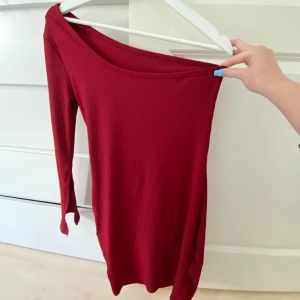 jätte fin klänning ifrån shein!! - Säljer denna fina klänning ifrån shein säljer därav den var för stor när jag köpte den! Säljer för 70kr strl: S💗💗