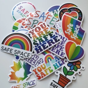 25st safe space klistermärken, stickers  - Klistermärken/stickers  Motiv: safe space  Antal: 25st Skick: nya/oanvända  Kul att använda till pyssel, scrapbooking och annat 