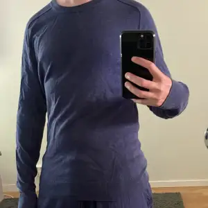 Filippa K sweatshirt stickad mörkblå